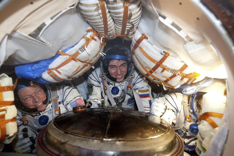 Cei trei astronauti in capsula Soyuz, dupa aterizare, Foto: Reuters