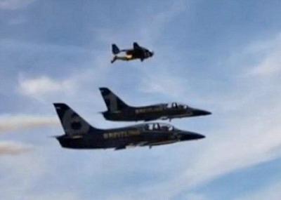 Ives Rossy, in formatie cu doua avioane, Foto: Captura Telegraph