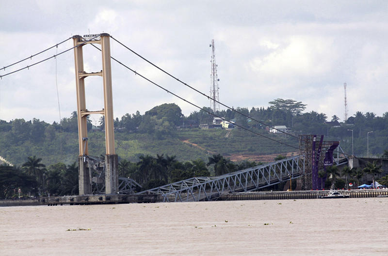 Golden Gate de Indonezia s-a prabusit duminica, Foto: Reuters