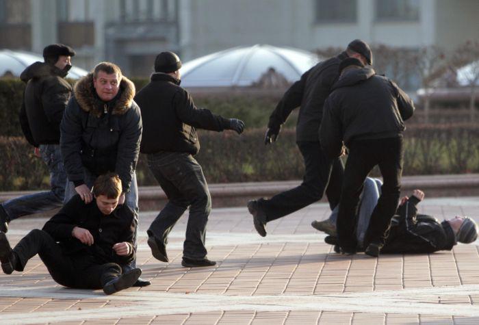 Politisti in civil arestandu-i pe protestatari, Foto: Reuters