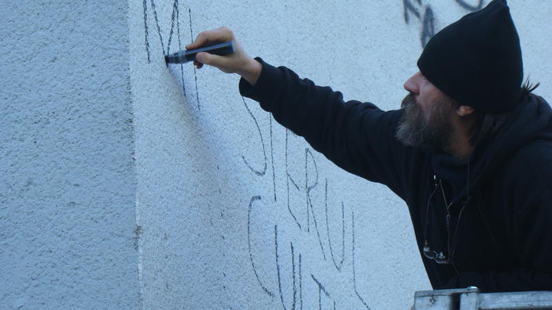 Dan Perjovschi lucrand la Electroputere, Foto: Hotnews