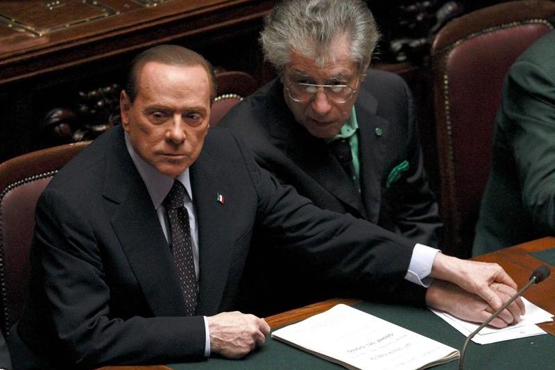 Berlusconi, tinindu-l de mina pe fostul sau aliat Bossi in timpul votului, Foto: Reuters