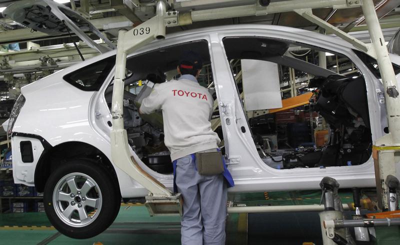 Un muncitor lucreaza pe linia de asamblare pentru Toyota Prius, Foto: Reuters