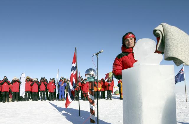 Statuia de gheata a lui Amundsen, la polul Sud, Foto: Reuters