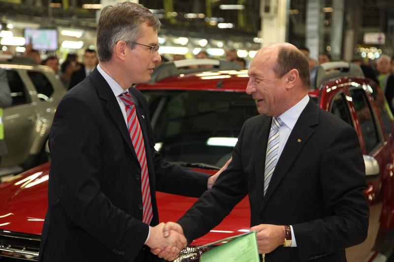Traian Basescu, alaturi de seful Dacia, Jerome Olive, Foto: 0-100.ro