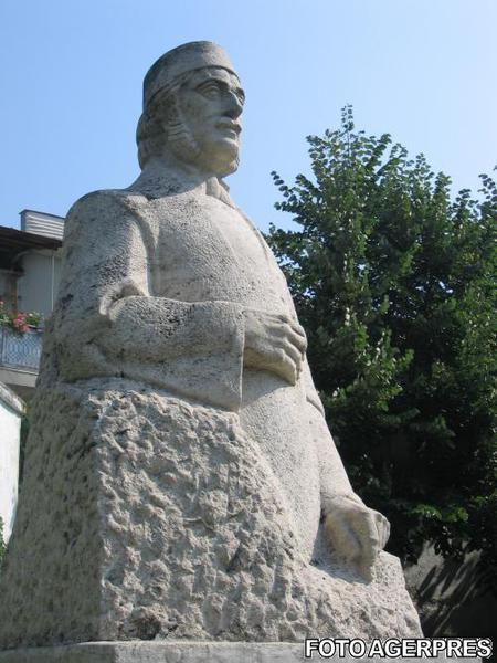 Statuia lui Anton Pann (la Ramnicu Valcea), Foto: Agerpres