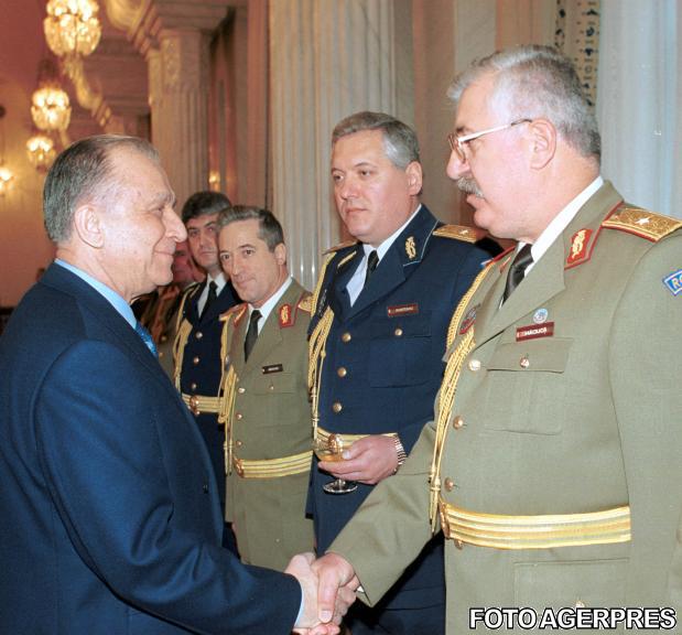 Generalul Maciuca si Ion Iliescu, in 2001, Foto: Agerpres