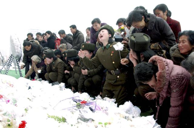 Nord-coreeni plangand pentru Kim Jong-il, Foto: Reuters/KCNA
