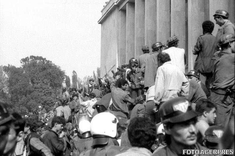 Mineriada 1991; mineri in piata Victoriei, Foto: Agerpres