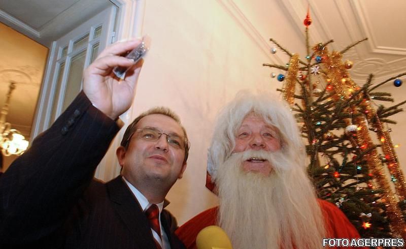 Emil Boc si Mos Craciun (arhiva), Foto: Agerpres