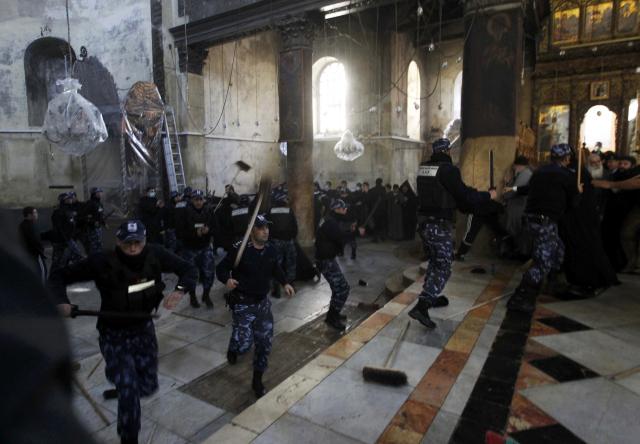 Politia a intervenit pentru a stopa luptele dintre preotii crestini, Foto: Reuters