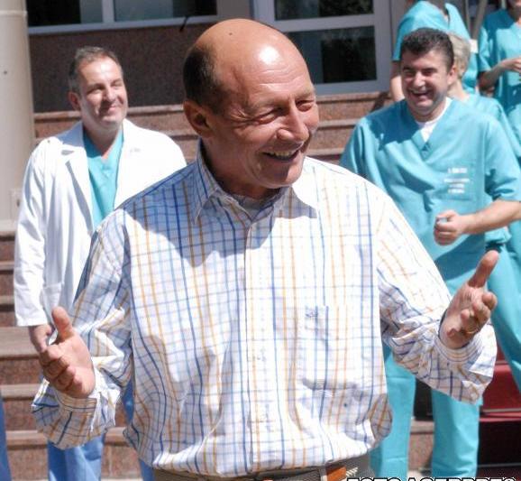 Traian Basescu parasind spitalul, dupa operatia din 2007, Foto: Agerpres