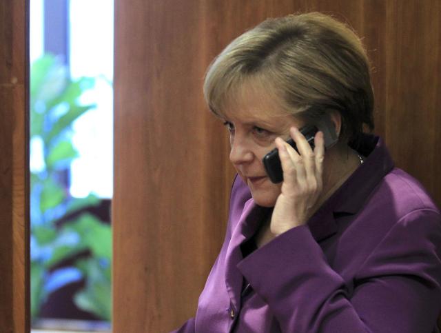 Angela Merkel vorbind la telefon, Foto: Reuters