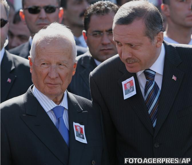 Kenan Evren (stanga) si Recep Tayyip Erdogan, Foto: Agerpres/AP