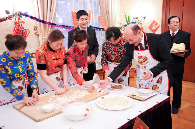 Traian Basescu a participat la prepararea unor produse traditionale chinezesti, Foto: Presidency.ro