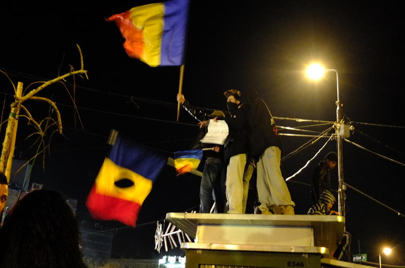 Manifestanti incercind sa-si ascunda chipul, Foto: Hotnews / Constantin Barbu