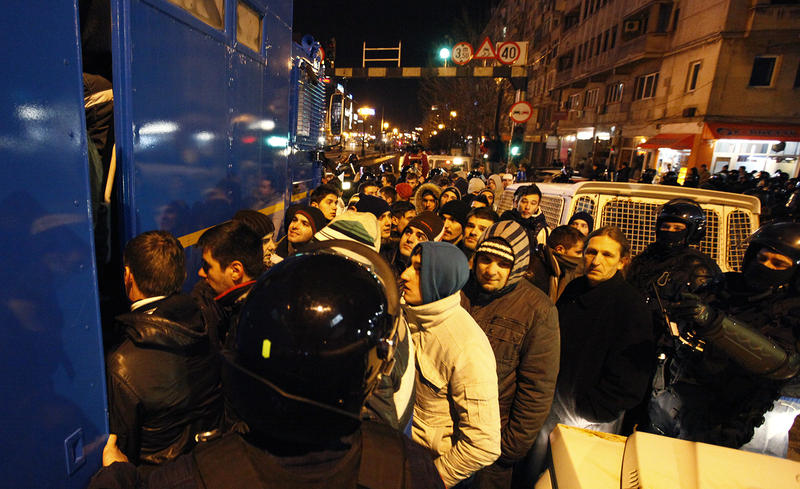 Cateva zeci de persoane au fost retinute de jandarmi, in urma protestelor din 16 ianuarie, Foto: HotNews / DP