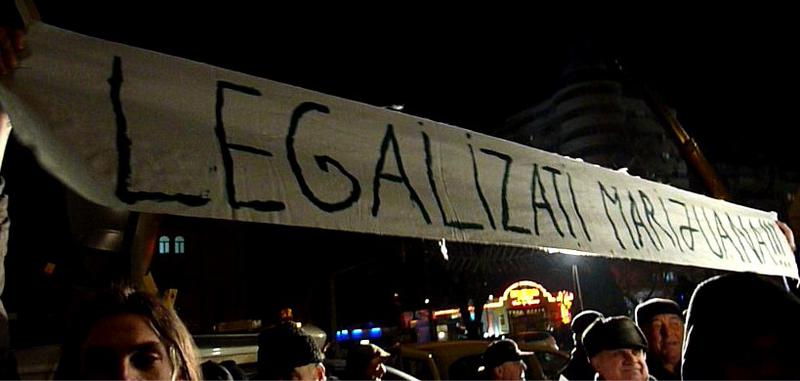 Banner la protest cu 'Legalizati marijuana', Foto: Hotnews