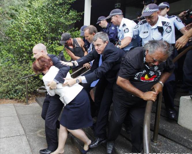 Julia Gillard, escortata de politie, Foto: Agerpres/AP