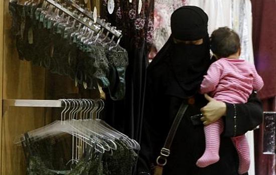 Saudita cautand lenjerie, Foto: Agerpres/AP