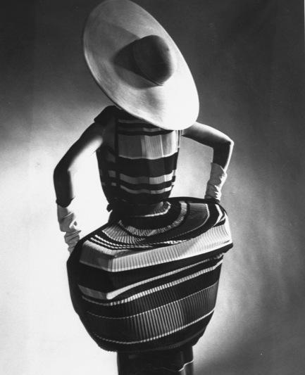 Gjon Mili, T. Norell, Spring Fashions, Mushroom pleats, 1955 , Foto: Kunsthalle Wien