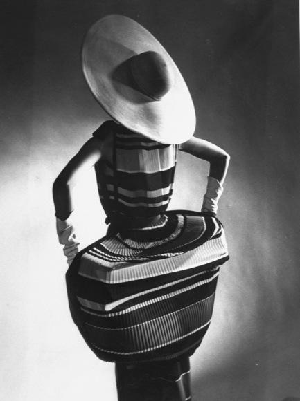 Gjon Mili, T. Norell, Spring Fashions, Mushroom pleats, 1955 , Foto: Kunsthalle Wien