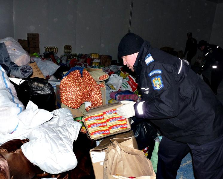 Provizii descarcate in Alexandria, Foto: HotNews.ro / Victor Cozmei