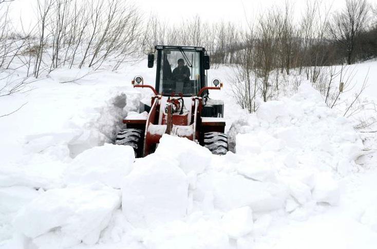 Utilaj de deszapezire actionand in Jud. Vrancea, Foto: Agerpres