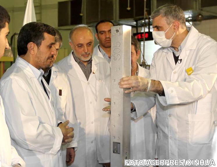 Ahmadinejad, la prezentarea unor centrifuge de imbogatire a uraniului, Foto: Agerpres/AP