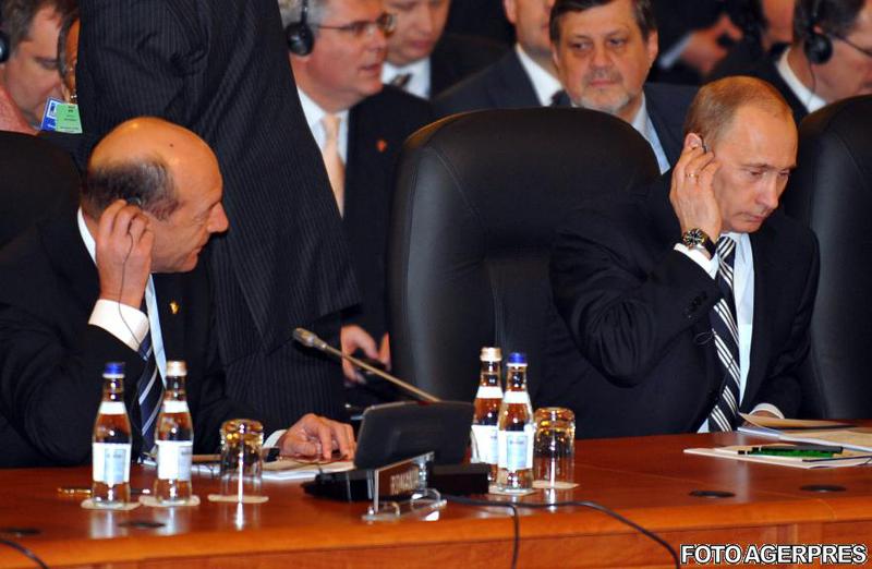 Traian Basescu si Vladimir Putin, la summitul NATO din Bucuresti, Foto: Agerpres