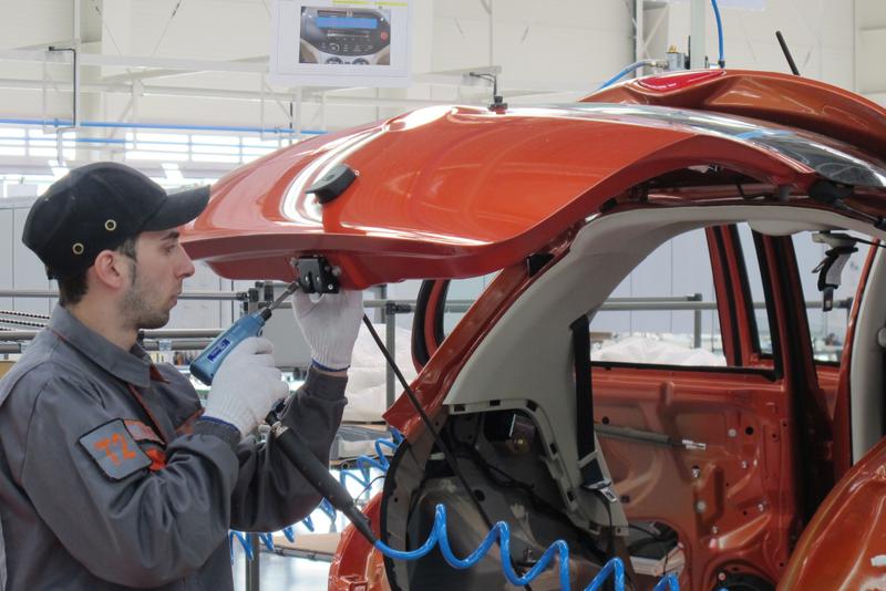 Tineri de 18 - 19 ani asambleaza masini chinezesti in Bulgaria, Foto: 0-100.ro