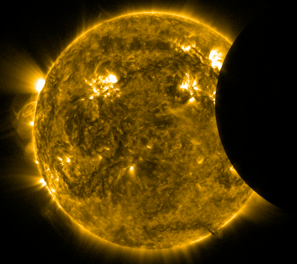 Miscare Lunii prin fata Soarelui, Foto: NASA/SDO