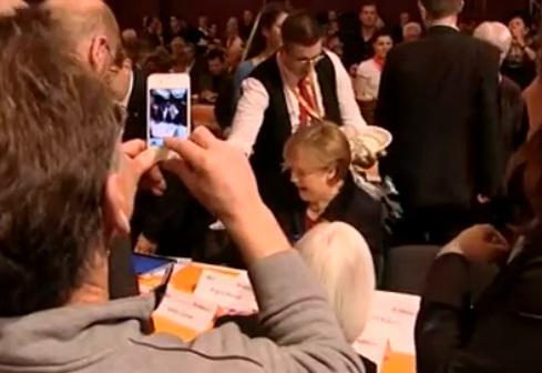 Dusul cu bere al Angelei Merkel, Foto: Captura YouTube