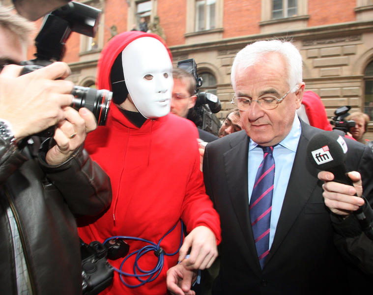 Peter Hartz, parintele reformei pe piata muncii, si un protestatar, Foto: Mediafax