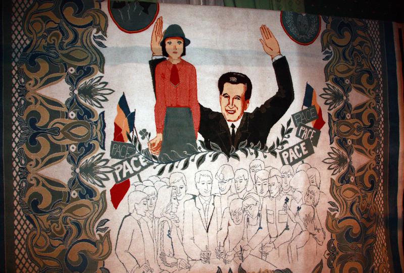 Covor cu tema Ceausescu - Pace, destinat decorarii Casei Poporului, anii '80, Foto: Hotnews
