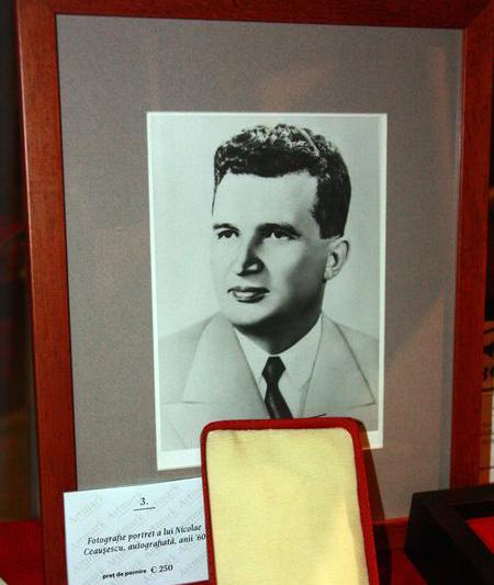 Fotografie portret a lui Nicolae Ceausescu, autografiata, anii '60, Foto: HotNews.ro