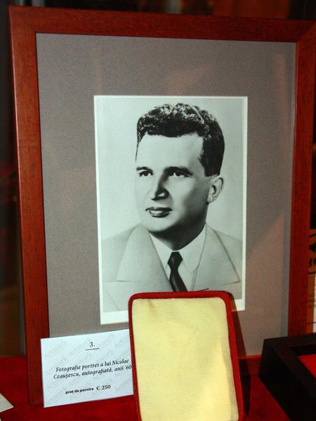 Fotografie portret a lui Nicolae Ceausescu, autografiata, anii '60, Foto: HotNews.ro
