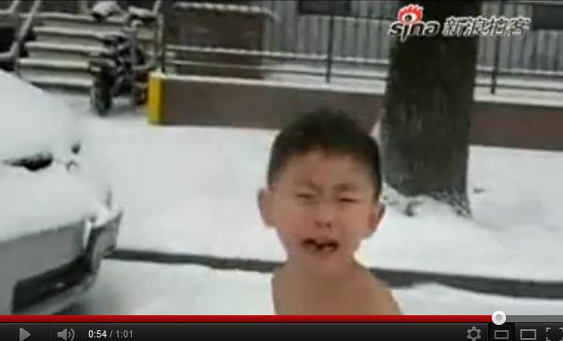 Copil fortat de parinti sa alerge dezbracat in zapada, Foto: Captura YouTube