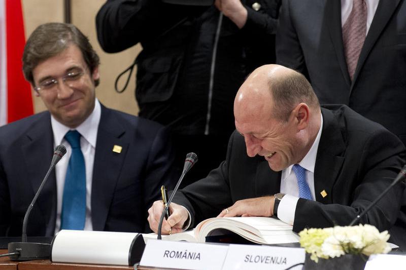 Traian Basescu semnand Tratatul fiscal, Foto: Consiliul European
