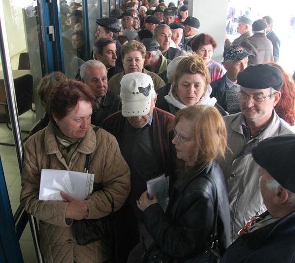 Pensionari la coada la Tribunalul Arges, Foto: Mediafax