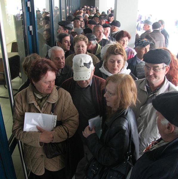 Pensionari la coada la Tribunalul Arges, Foto: Mediafax