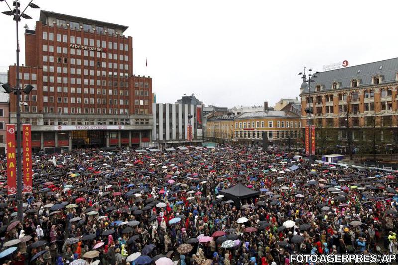 Zeci de mii de norvegieni canta la Oslo, ca protest la adresa lui Breivik, Foto: Agerpres/AP