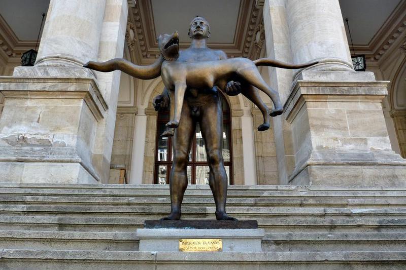 Statuia lui Traian in fata MNIR, Foto: Hotnews