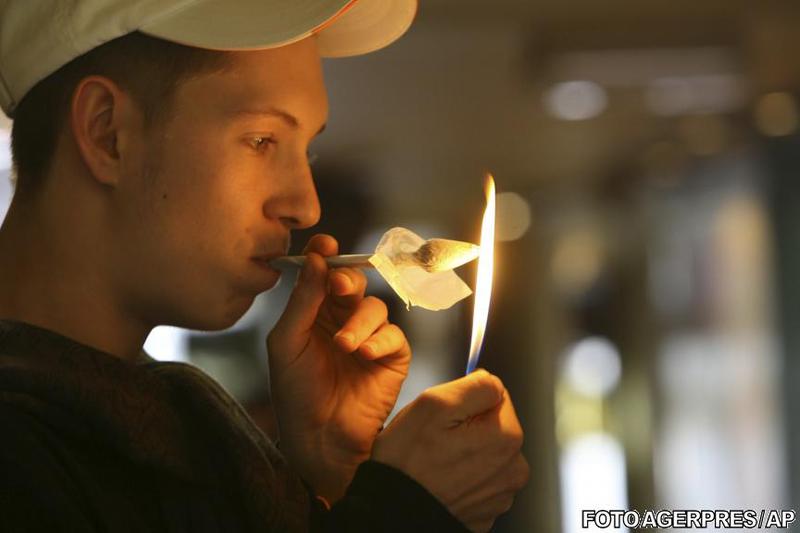 Client intr-un coffeeshop din Maastricht (arhiva), Foto: Agerpres/AP