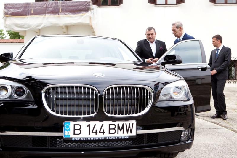 Regele Mihai I al Romaniei alaturi de Michael Schmidt langa BMW 730d, Foto: Automobile Bavaria