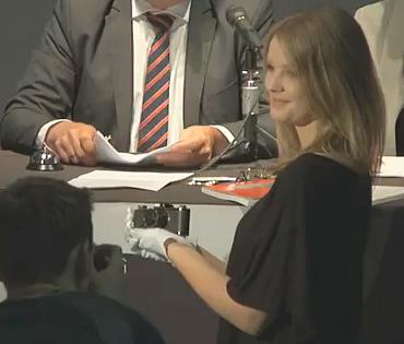 Aparatul foto Leica scos la licitatie, Foto: Captura Youtube.com