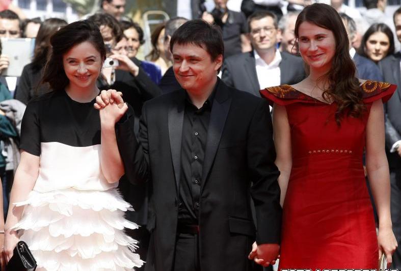 Cosmina Stratan (st.), Cristian Mungiu si Cristina Flutur, inaintea premierei de gala de la Cannes, Foto: Agerpres/AP