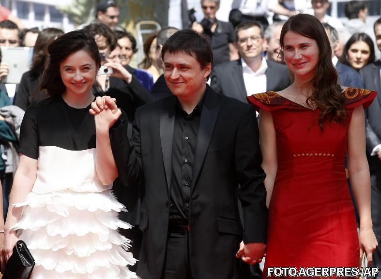 Cosmina Stratan (st.), Cristian Mungiu si Cristina Flutur, inaintea premierei de gala de la Cannes, Foto: Agerpres/AP