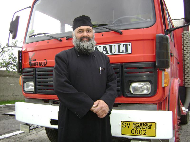 Preotul Florea si masina de pompieri, Foto: Monitorul de Suceava