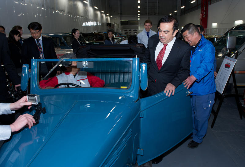 Seful Nissan si un Datsun 17 Phaeton din 1938, Foto: Nissan